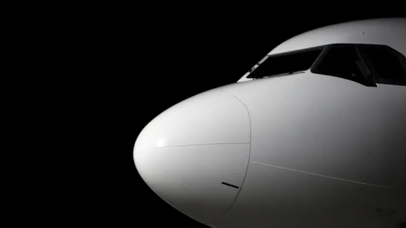 A jet climbs a multiplier curve on the LakhBet JetX page.